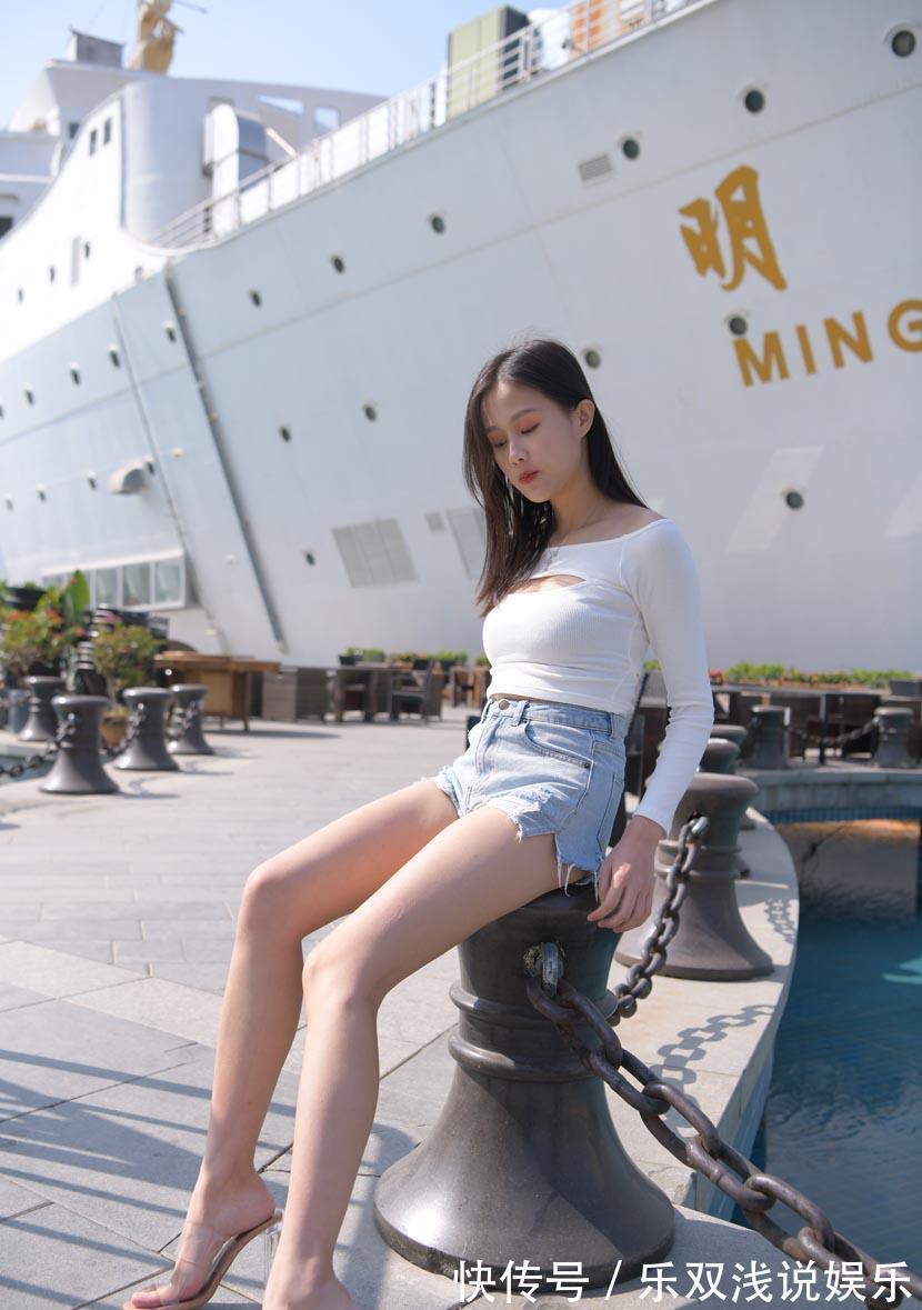 T恤衫 亮白阔肩长袖T恤衫,搭配流苏破洞牛仔短裤,尽显青春时尚