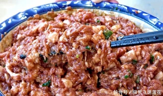 馅料|冬天,我家常吃这馅料饺子,馅料鲜美又多汁,上桌全家抢着吃