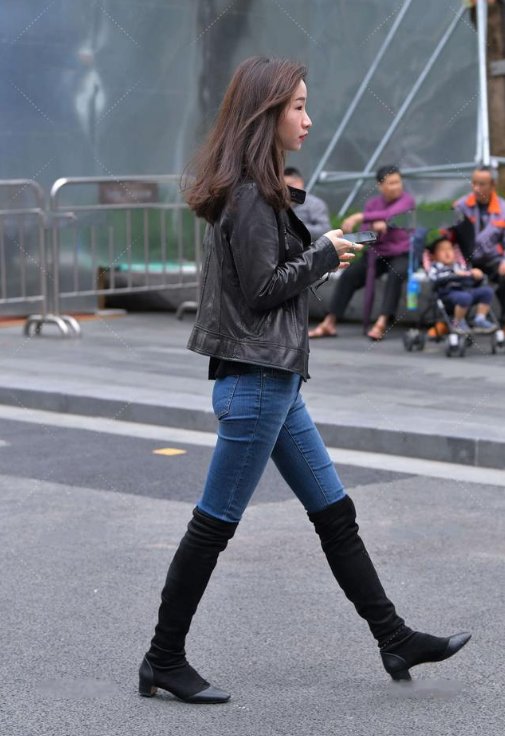 黑色上衣总是沉闷不出彩？外加黑色皮衣和牛仔裤，造型帅气十足