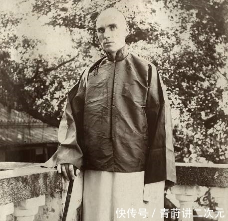 衙役|清朝罕见老照片：大臣跷二郎腿，第二张衙役的帽子让人吃惊！