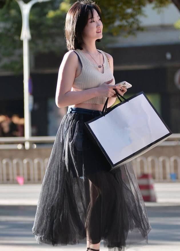 美女|街拍裙子下的安全裤已成过去式，这样穿搭才是当下最潮的