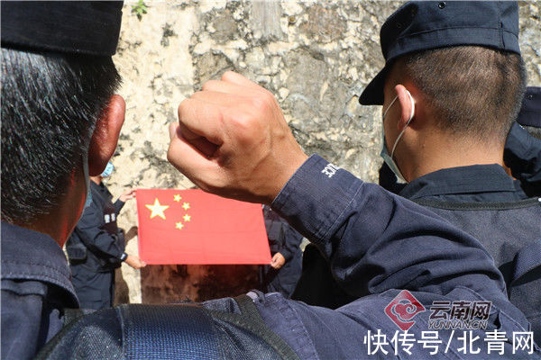 国庆|国庆我在岗｜“藏青蓝”同框“中国红”戍边民警守边不打烊