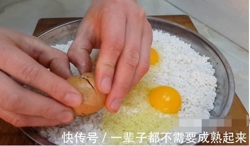 搅拌均匀|以后大米就这样做,加3个鸡蛋,不用煮不用蒸,比披萨馅饼都好吃