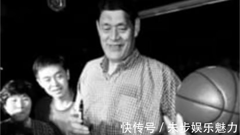 中国队|男篮巨人穆铁柱去世13年后:儿女皆不高,都是平凡的上班族