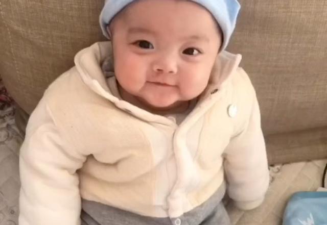 小宝宝|还记得“丑哭宝妈”的网红宝宝吗?当初你嫌我丑,如今美到认不出