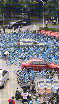 |搞笑GIF趣图：熊孩子把自己卡在小凳子里面，小姨却笑得好开心