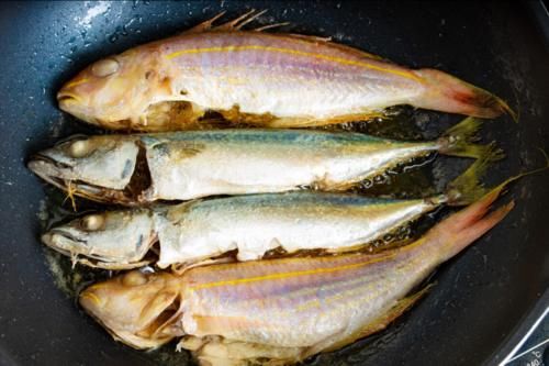 煎鱼，原来不能直接下锅，牢记2个窍门，不破皮不粘锅，也不溅油