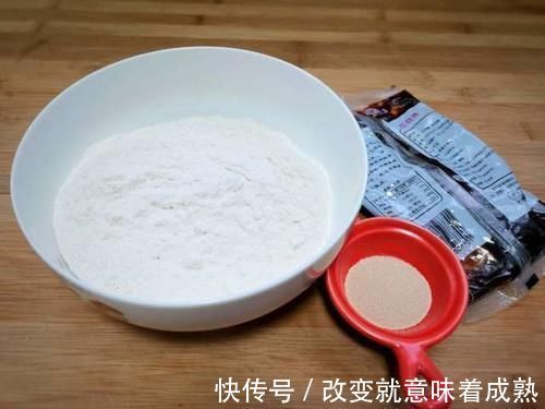 最近儿子迷上这个早餐,比面包口感松软,满满都是料,特好吃