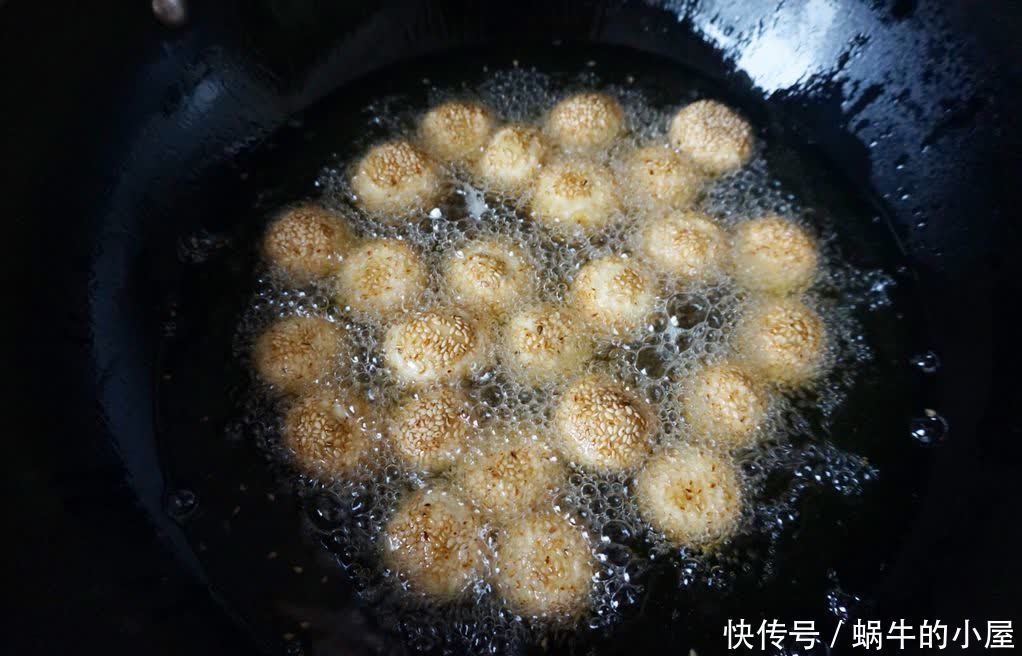 这款小零食香酥可口，做法简单，家里可以多备点，孩子很喜欢吃