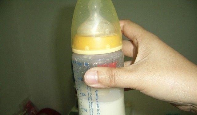 母乳喂养|你冲奶粉时,是先放水还是先放奶粉宝妈别把顺序弄错了!