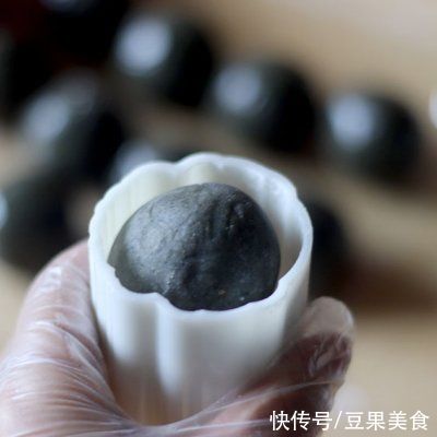 香辣黑芝麻月饼|香辣黑芝麻月饼，分享一个好用的月饼皮配方