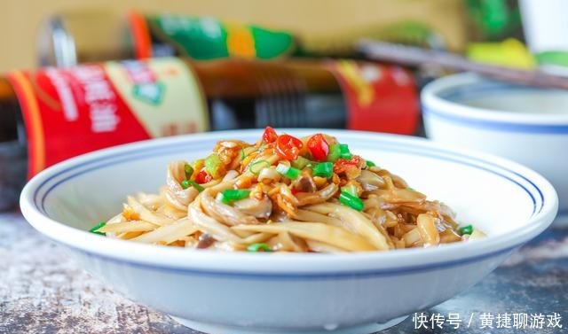 我家杏鲍菇从不炒着吃,焯个水撕一撕,比吃肉香,连吃一周还是馋