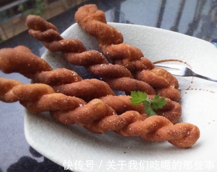 酥脆咸香的炸麻花，简单3步就能做，牢记2个技巧，比买的更香更脆