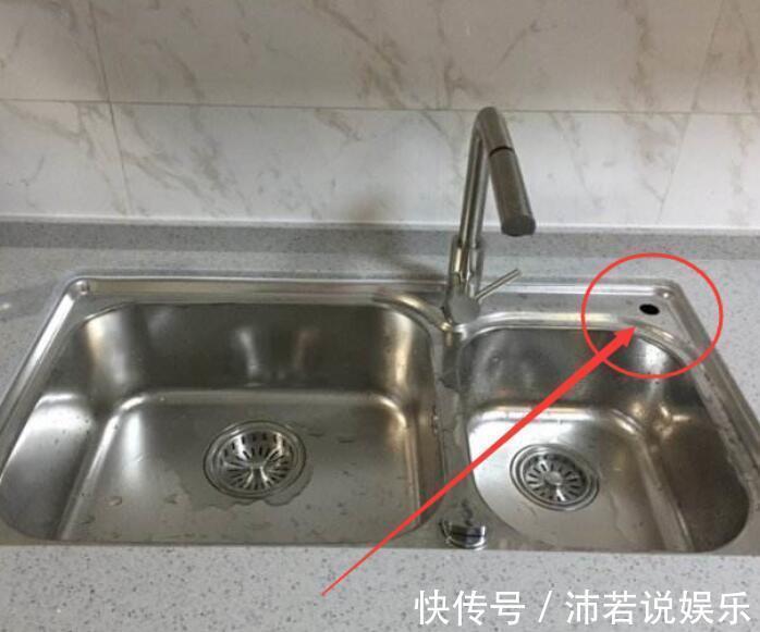 洗了十年碗才发现水槽边有个孔,一半人空着不用,聪明人悄悄用
