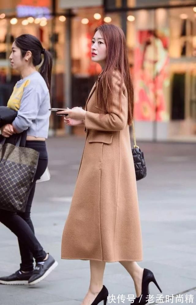 羽绒服|街拍美女:小姐姐逛街成焦点,举手投足显高级感,不可拒绝的魅力