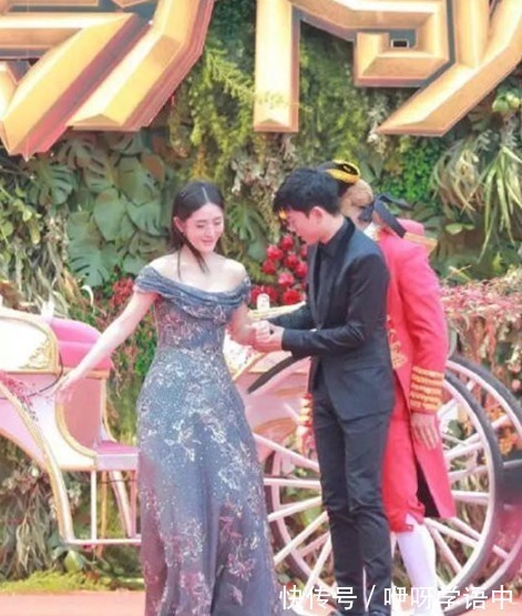 手臂|张杰谢娜不愧是金童玉女,张杰穿西装很绅士,谢娜穿一字裙像公主!