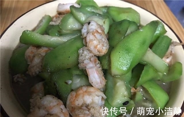 周末同事来家里做客,八旬外婆下厨做一桌菜,荤素搭配倍有面子!