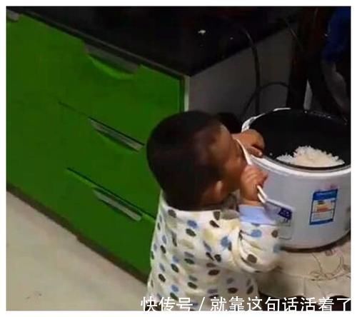 偷吃|半夜发现宝宝不见了,宝妈推开厨房门哭笑不得,网友:有多饿啊