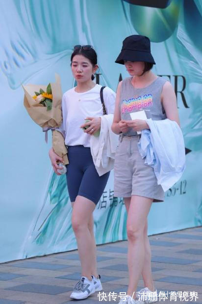 紧身裤 素颜出门的小姐姐,穿白色宽松T恤搭配湛蓝色骑行裤,太会穿