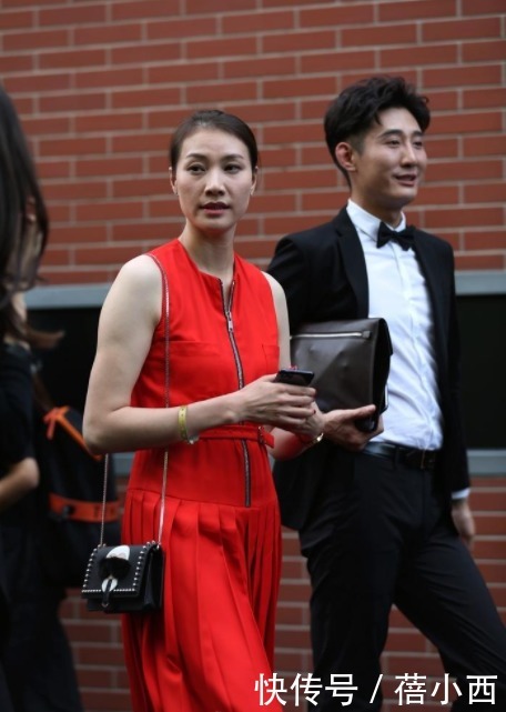 气场|林丹能娶到谢杏芳真有福气！穿红色连衣裙大方优雅，气场不输超模