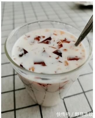 冰粉粉|仅需要4种材料的茶冻撞奶,做好了比奶茶还好喝!