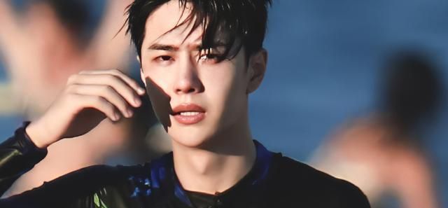 节目 王一博眼睛红转移话题,乔欣不舍想准备摩托艇,黄轩看穿太懂一博