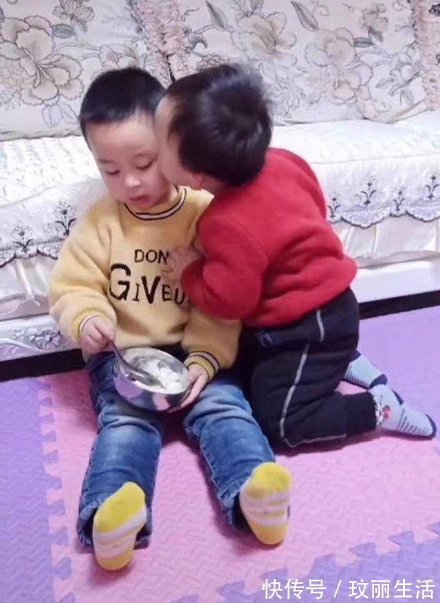 赡养|哥哥吃独食,弟弟讨食的举动萌化了,网友:混口吃的不容易啊