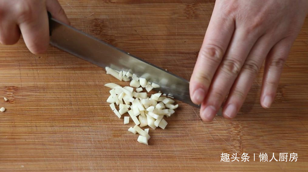 香菇别光炒着吃,教你做凉拌香菇,爽口不油腻