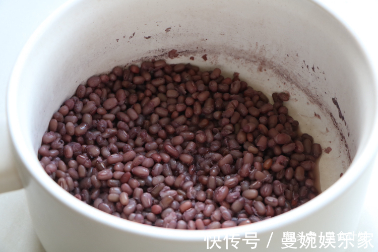绿豆雪糕|夏天红豆别煮粥了，加半碗糯米粉一蒸，清凉又解暑，比凉糕好多了