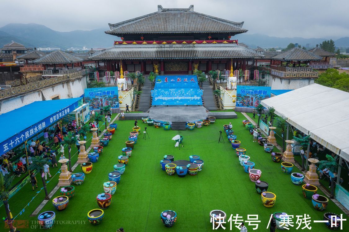 泼水节|浙江学生用中国风在大水缸上涂鸦，效果奇特，成为一道靓丽的风景