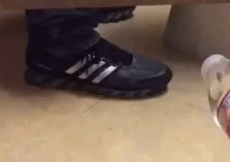 |搞笑GIF趣图:坐轮椅之前,在地铁上这我也经常么玩!