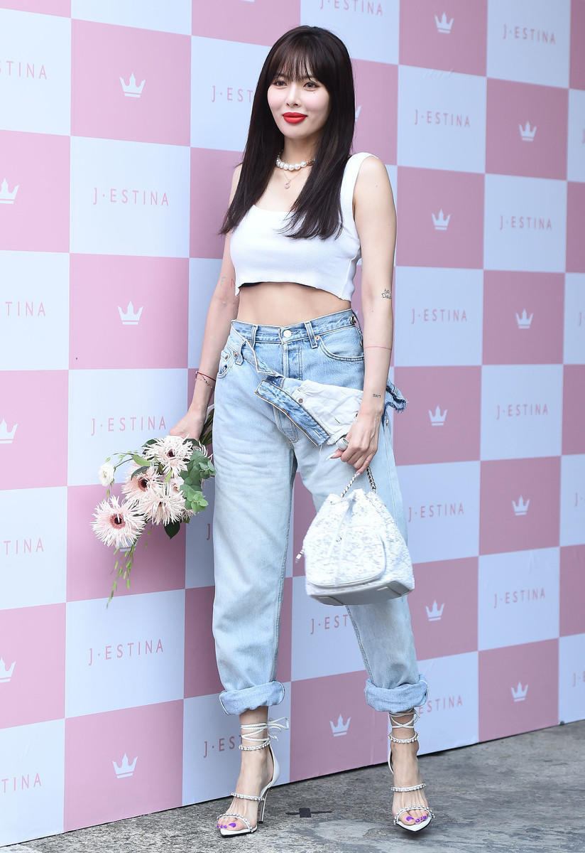 穿搭|泫雅又飒又美，穿白色背心配高腰的牛仔裤，身材比例出众，真吸睛