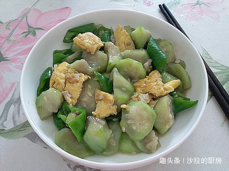 嫩白|夏季遇到此菜多吃些,维C是黄瓜的8倍,排出毒素,肌肤细腻嫩白