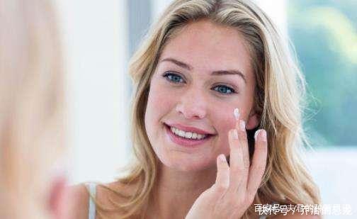 为什么要先涂乳液,再擦爽肤水美容师说出了实情,还好我没跟风