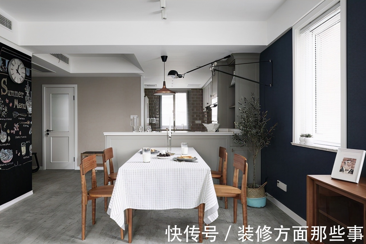 玄关|124三居室蓝灰配穿插原木色+灰,空间便显得典雅浪漫