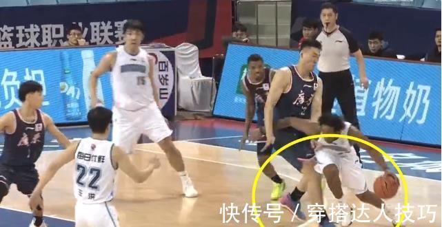 任骏飞|苏伟两次伸脚绊人被驱逐,任骏飞,一肘把李原宇嘴巴打出血