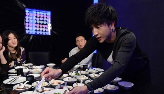 賈乃亮雷佳音合開餐廳,牛肉按克賣鮑魚一只1288元,網(wǎng)友:一口都吃不起