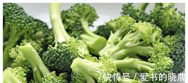 植物油|炒西兰花时，有人先焯水，有人直接炒，都不对，教你正确做法！