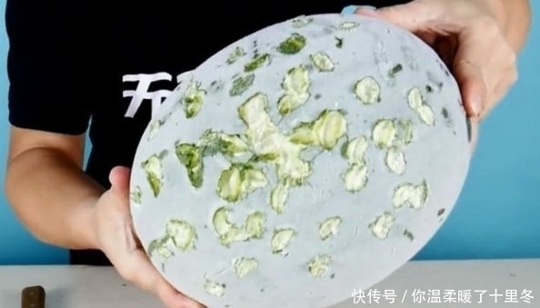 整整|男子将西瓜冰冻整整8天,用菜刀切开后,看着真熟悉