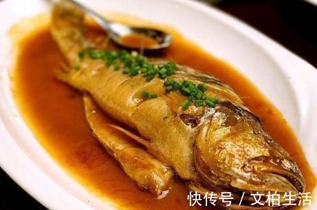 炖鱼去腥，别只会加醋，老渔民分享1个小技巧，鱼肉鲜嫩还不腥