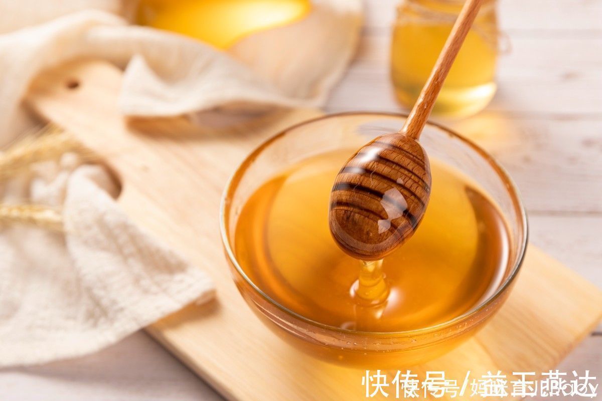 蜂蜜|宝宝开启辅食生活,妈妈要牢记六种食物,不能随便添加到娃的碗中