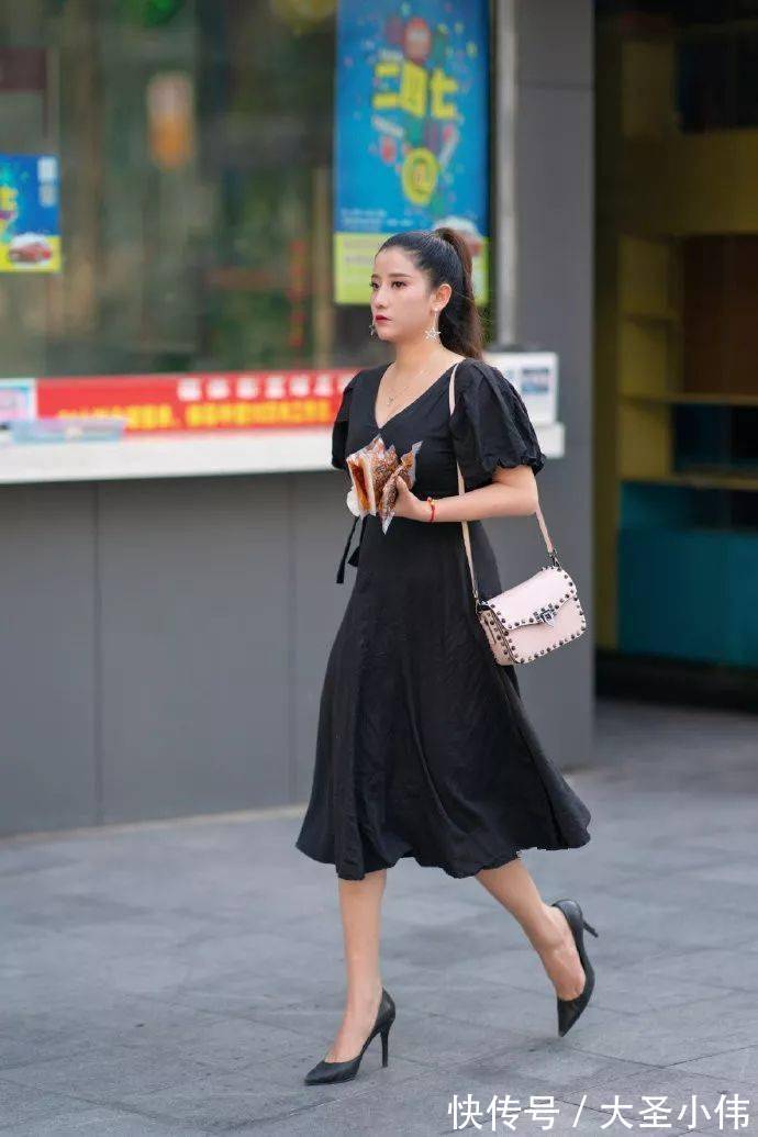小高跟鞋|美女街拍:美女黑色连衣裙搭配一双小高跟鞋,形成了十分有魅力的搭配组合
