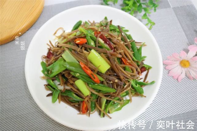 芥菜|这款开胃小咸菜,北方人餐桌上常见,炒一次吃几天,香辣下饭