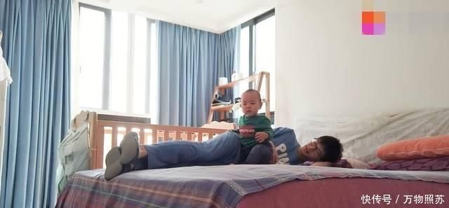 出人意料|萌娃看到爸爸突然下床,情急之下的反应出人意料,真能耐