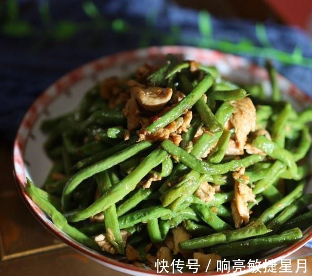 美食天下|豆角烧肉片,家常味道,可口下饭!