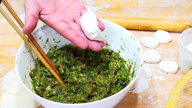 茴香饺子怎么调馅好吃?原来有秘诀,茴香翠绿又入味,鲜美又多汁