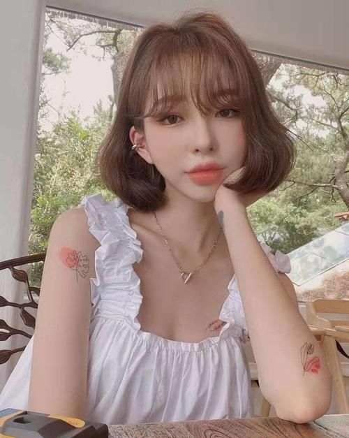  翘尾|别再剪内扣了，今年流行墨鱼头、小翘尾和直短发，甜美可爱显脸小