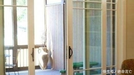 玻璃|越来越多人不装玻璃移门了,现在流行这样做,成本低空间大
