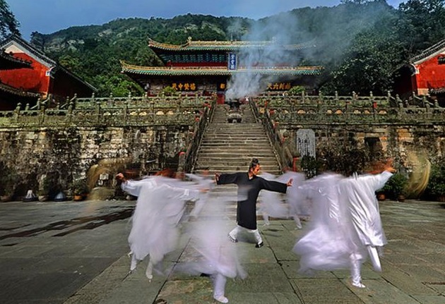 武当山$他被誉为中国轻功第一人,一跃跳上四米高墙,2公里路只需5分钟