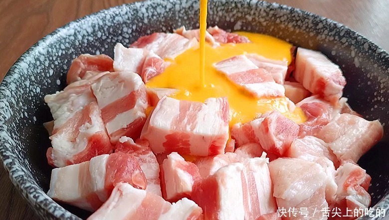 五花肉不要红烧啦,淋2个鸡蛋,你想不到的做法,每次上桌不够吃